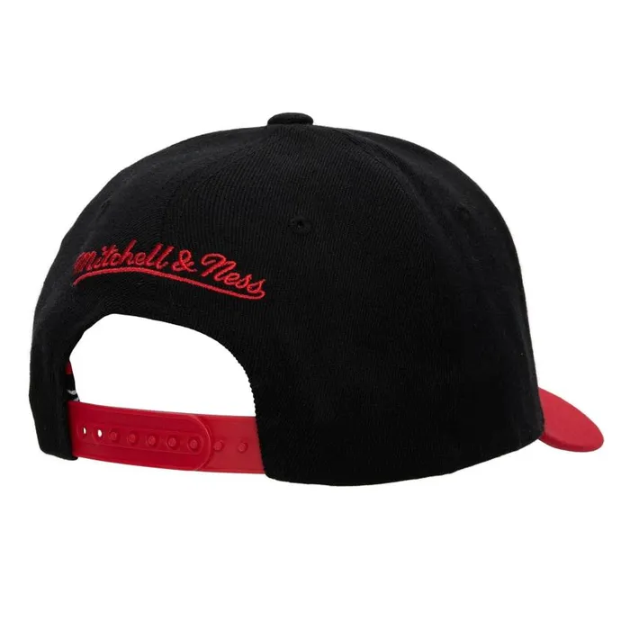 Mitchell and Ness 8 Bit XL Classic Red Chicago Bulls Men Hats and Headwear