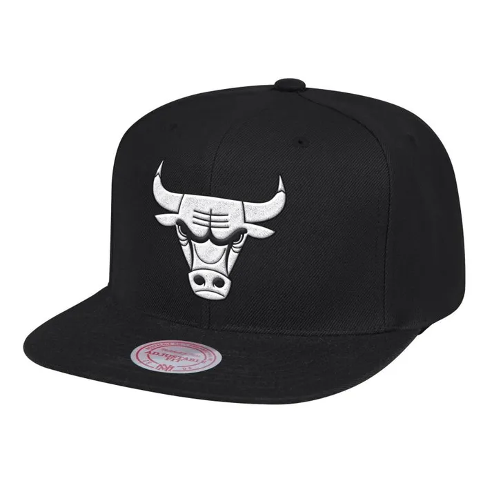 Mitchell and Ness XL BWG Snapback Chicago Bulls Men Hats and Headwear